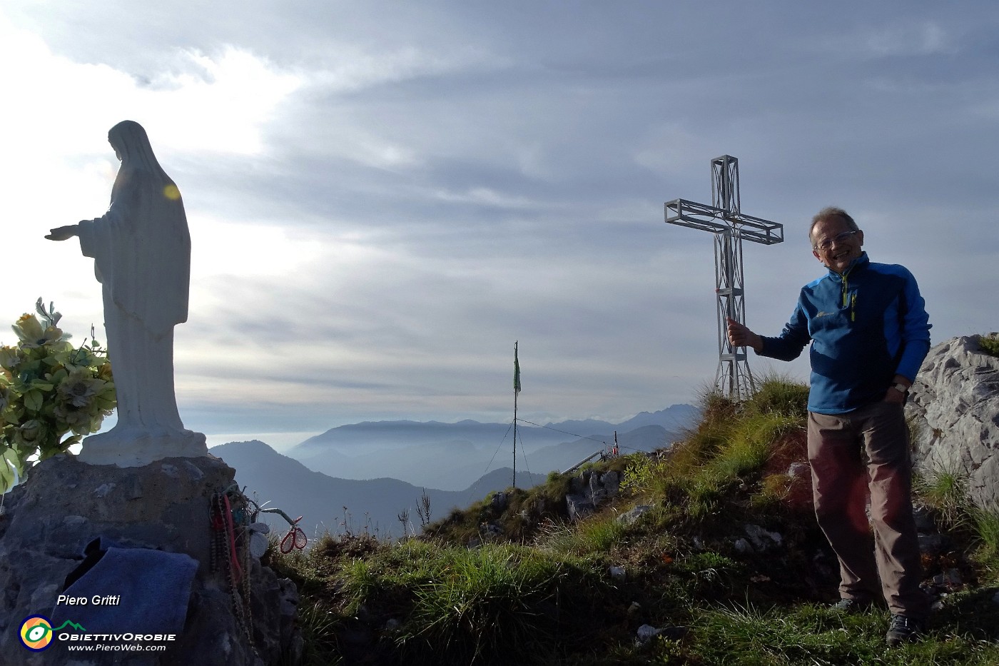 37 In vetta alla Cornagera con la nuova croce accanto alla Madonnina.JPG